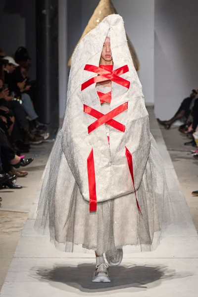 Look 16